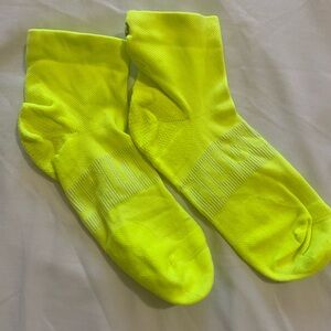 Lulu Lemon Women’s Large Quarter Socks in Neon Yellow NWOT